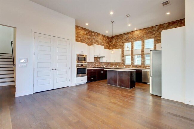 Building Photo - 6133 Seville Dr