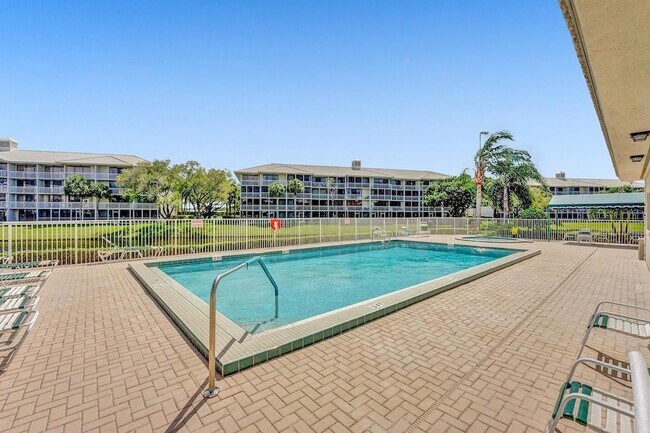 Building Photo - 6073 Balboa Cir