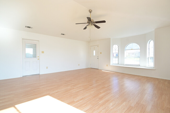 Building Photo - 716 Lago Vista St