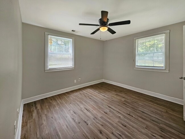 Building Photo - 382 Cologne Dr SE