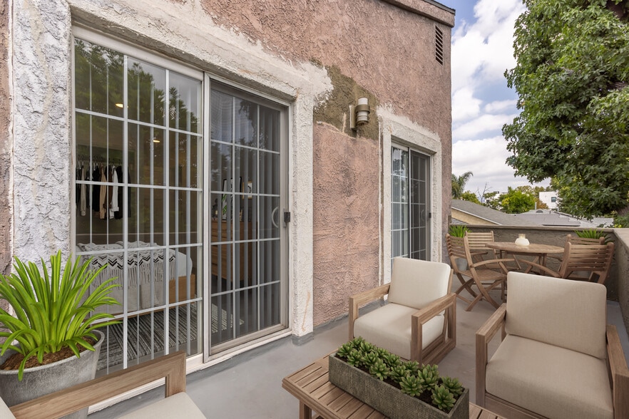 Balcony - 11481 Cumpston St