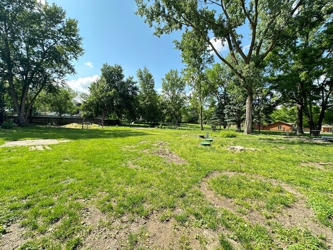 Building Photo - 3 Bed 2 Bath 2 Stall Garage - Country Styl...