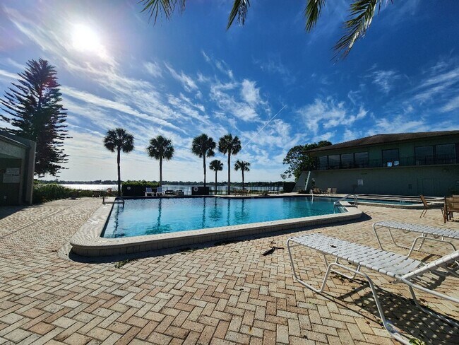 Building Photo - Gorgeous 3-Bedroom, 2.5-Bathroom Townhome in Winter Haven