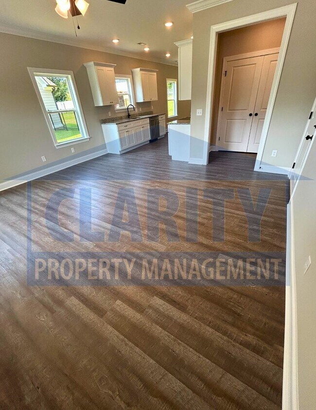 Building Photo - Spacious 4-bedroom home in prime Cleveland...