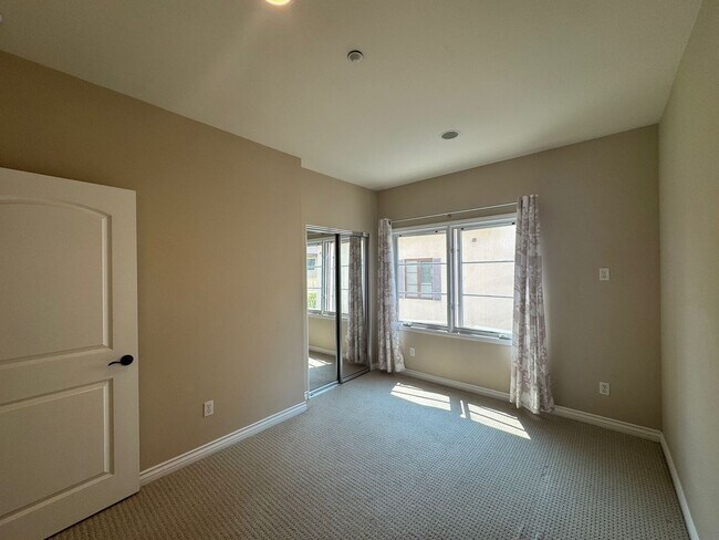 Building Photo - 247 S Arroyo Dr