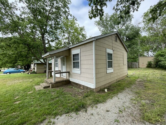Building Photo - 914 E Tahlequah Ave