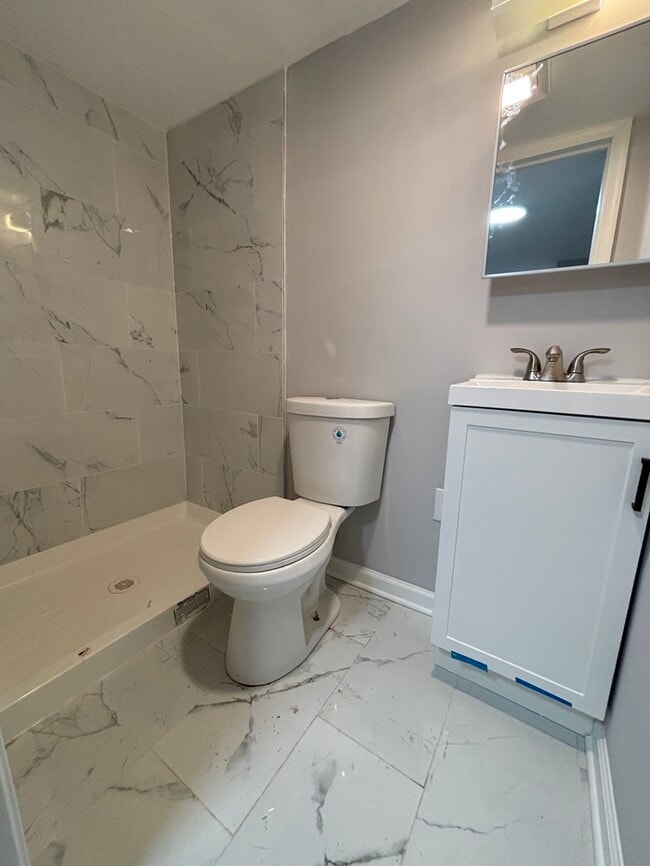 Building Photo - 5 Bedroom Home