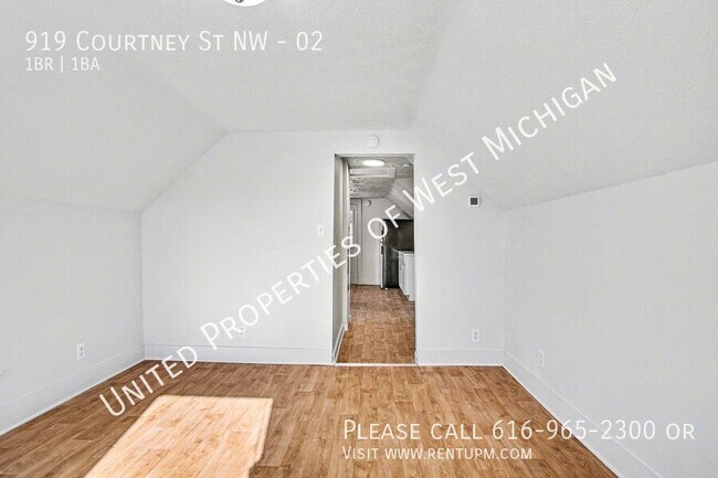 Building Photo - 919 Courtney St NW