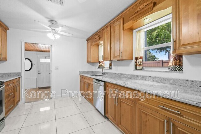 Building Photo - 244 Greymon Dr