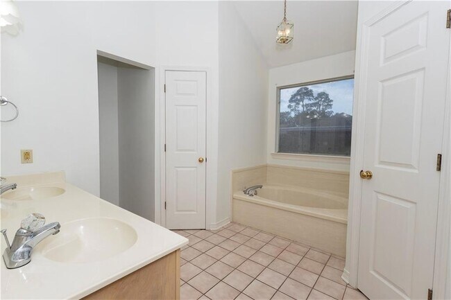 Building Photo - 118 Everest Dr