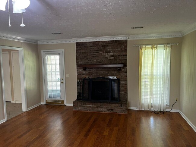 Building Photo - Beautiful New to Market!