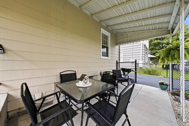 Building Photo - Furnished 3-Bedroom Single-Family Home in Lancaster