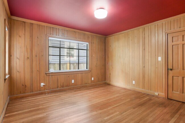 Building Photo - Renovated 3BR / 2BA Home for Rent on Gordonston Ave