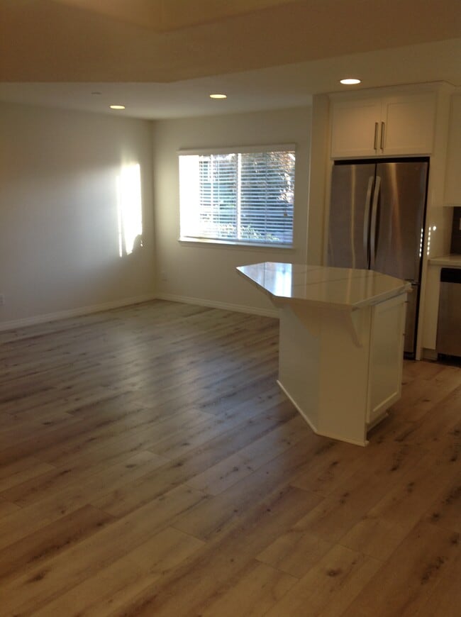 Building Photo - 4023 Bluff View Way