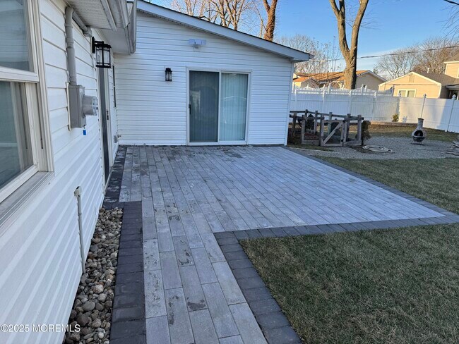 Building Photo - 28 Irongate Ln