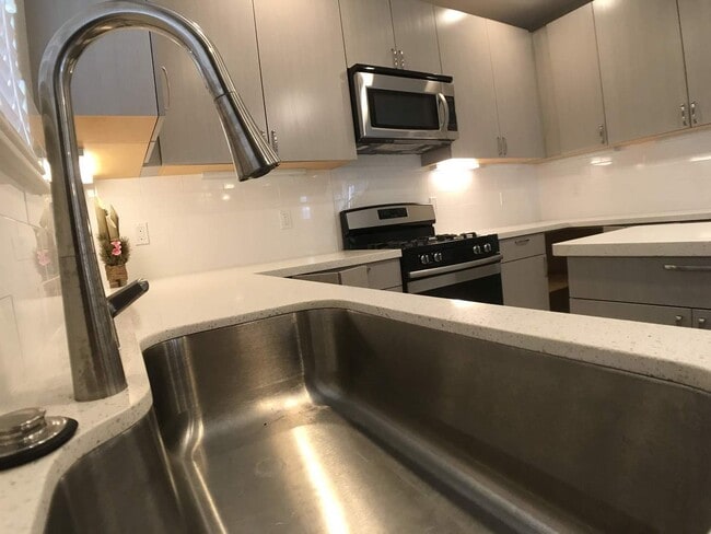 Building Photo - Waikalua Bayside Newer Community! 3 Bed 3.5 Bath home Ocean/mountain views.