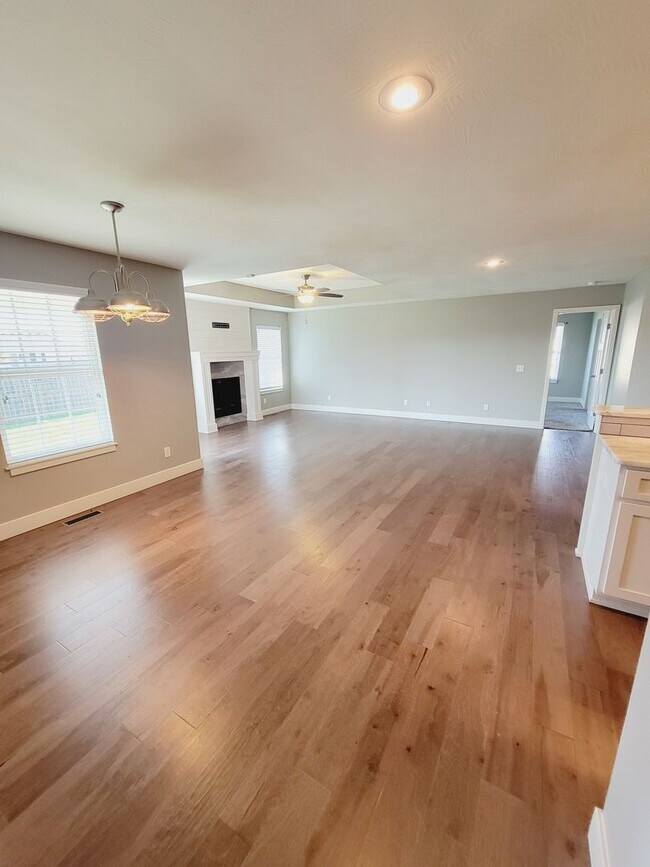 Building Photo - Luxuary in River Pointe Subdivision - Ozark!