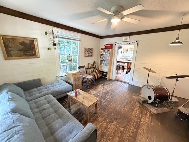 Building Photo - Two Bedroom Cozy House!