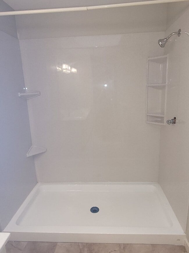 Building Photo - Country Club Villas-2 Bedroom 2 Bath Condo