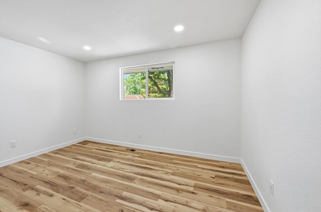 Building Photo - 4-bedroom, 4 bath home with 2 car garage
