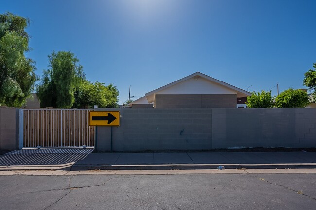 Building Photo - Spacious studio with just what you need!