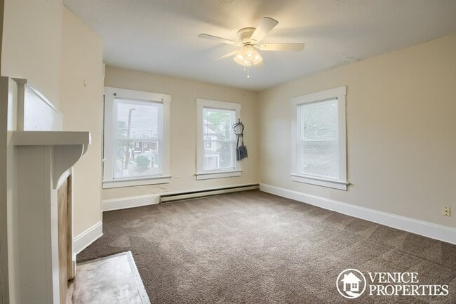 Building Photo - Charming 2BR on Lane and Indiana