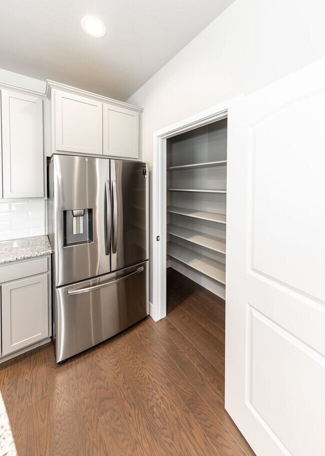 Building Photo - 3 Bedroom Contemporary Townhome off of Austin Bluffs