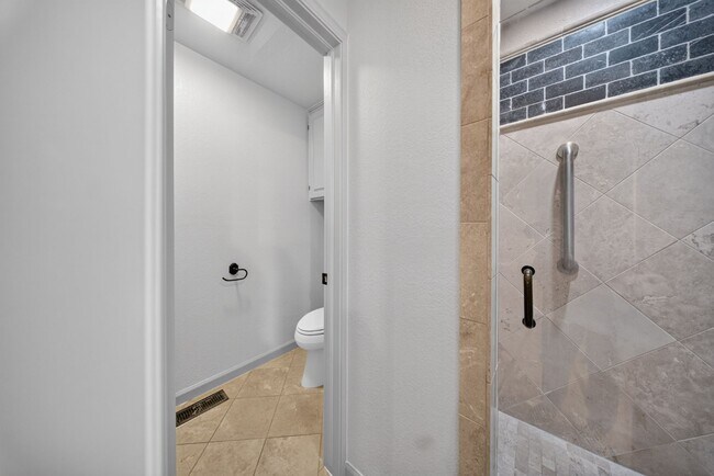 Building Photo - 5715 E 64th St