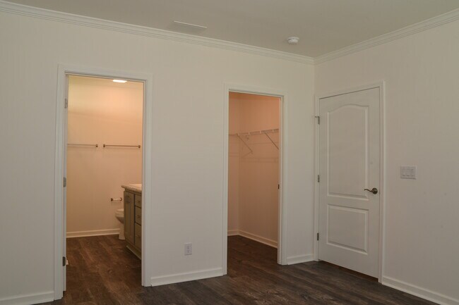 Building Photo - 1902 W Gleneagles Rd