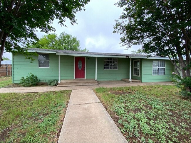 Building Photo - Large family home in Grape Creek!