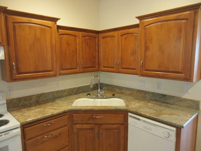 Building Photo - Large 4 Bedroom Home in West Salem