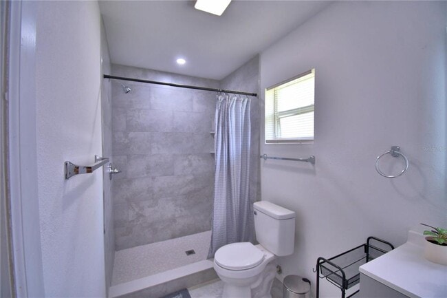 Building Photo - 2405 Roslyn Ln