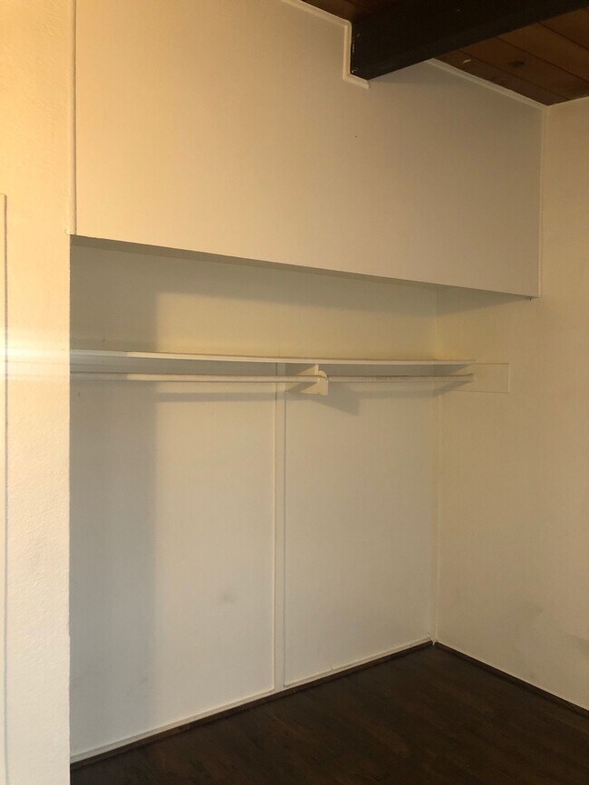 Building Photo - 624