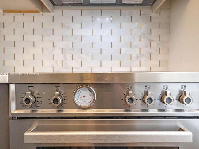 Building Photo - 1528 Drexel Ave