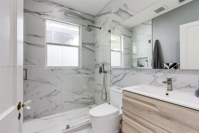 Building Photo - 655 NE 120th St