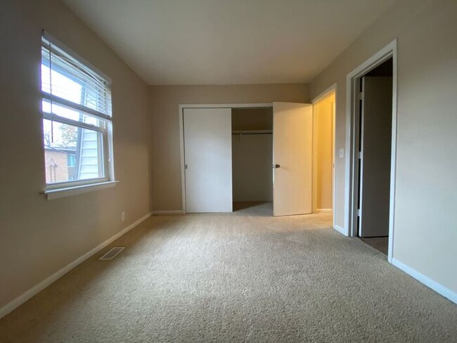 Building Photo - Large 2 Bed 2.5 Bath Apt in Green Hills - ...