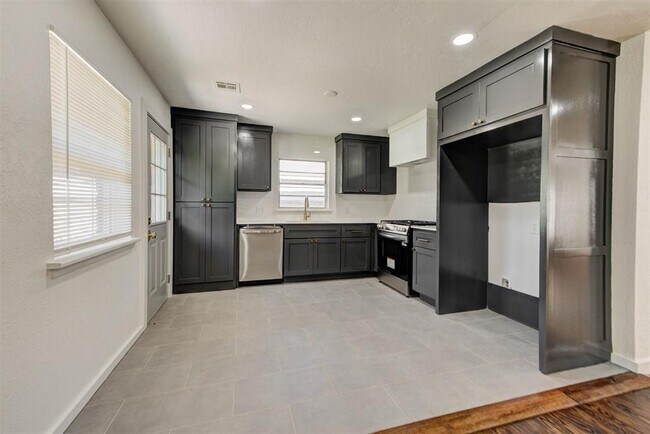 Building Photo - 1202 Windsor Way
