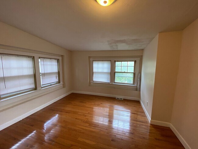 Building Photo - 2250 Indianola Ave