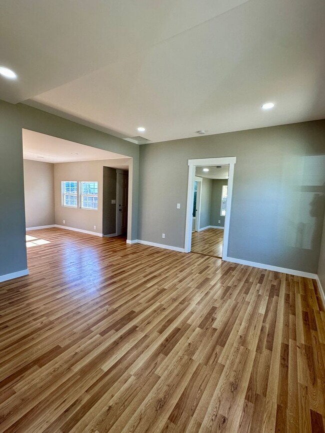 Building Photo - Beautiful 3 bedroom 3 bath Two Story House