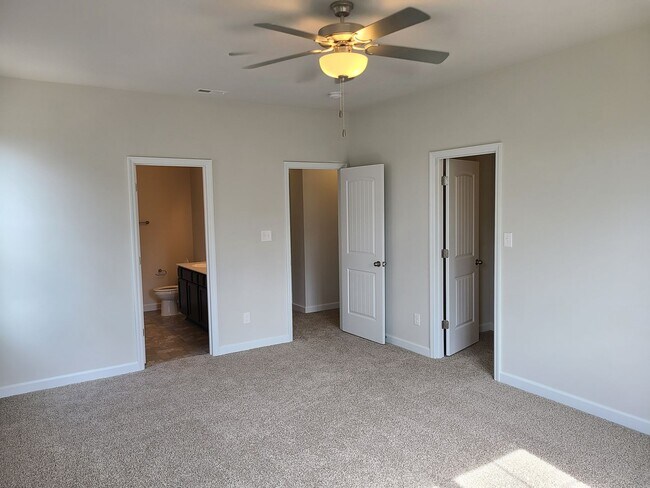 Building Photo - Beautiful 3 bedroom, 2.5 bath townhome - Holly Ridge - Rent discount!