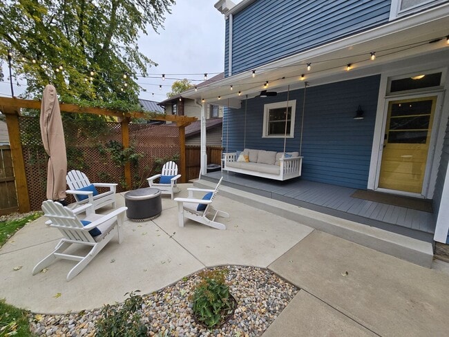 Building Photo - Updated HISTORICAL Downtown Home w/fenced ...