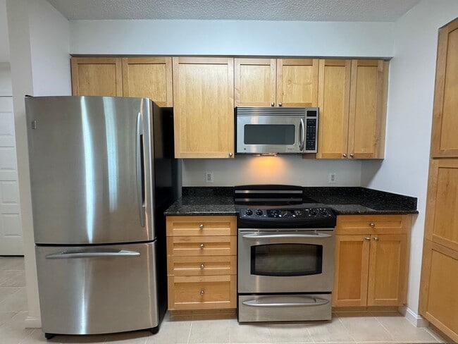 Building Photo - Sun-filled 1 Bed 1 Bath Condo With Private...