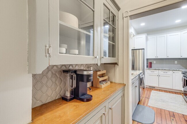 Building Photo - 2312 Rosewood Ave