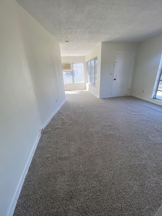 Building Photo - 2 Bed 1 Bath Home Pet Friendly With Large ...