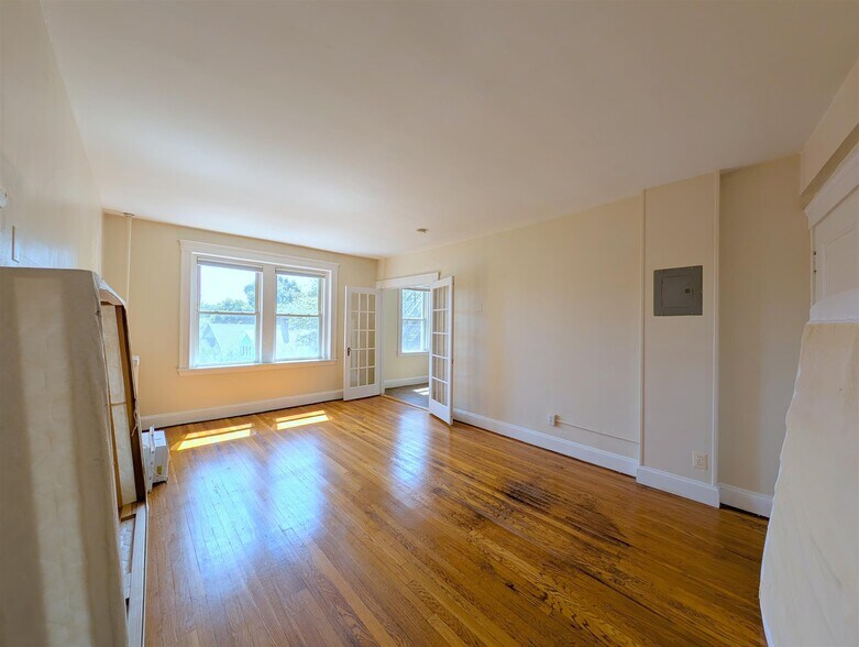 Primary Photo - 6 Linnaean St