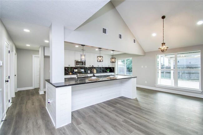 Building Photo - 4014 Alshire Dr