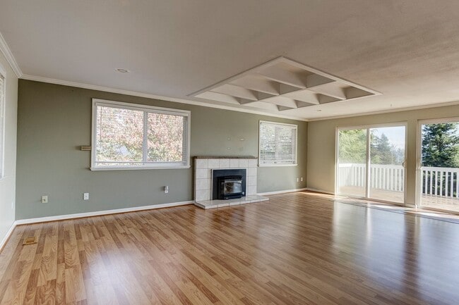 Building Photo - Spacious 2-Story Split-Level Home with Wat...