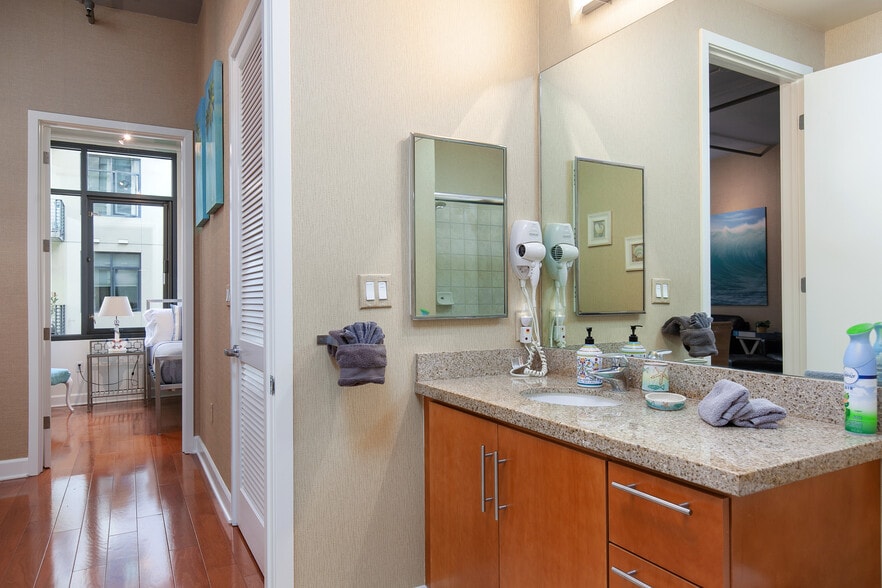 Building Photo - 1050 Island Ave