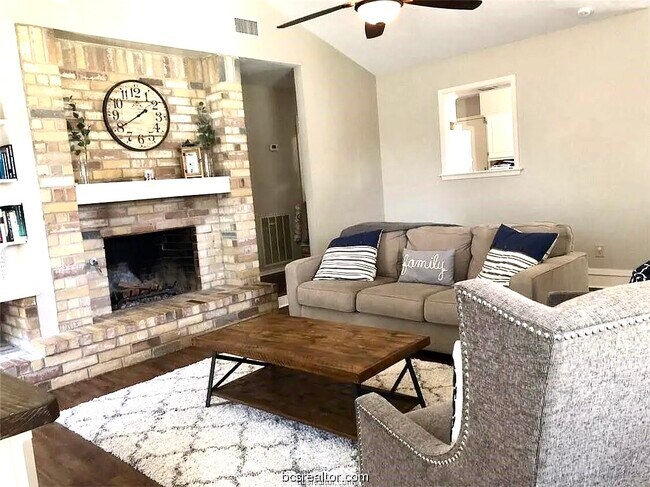 Building Photo - 1004 Crestwood Dr