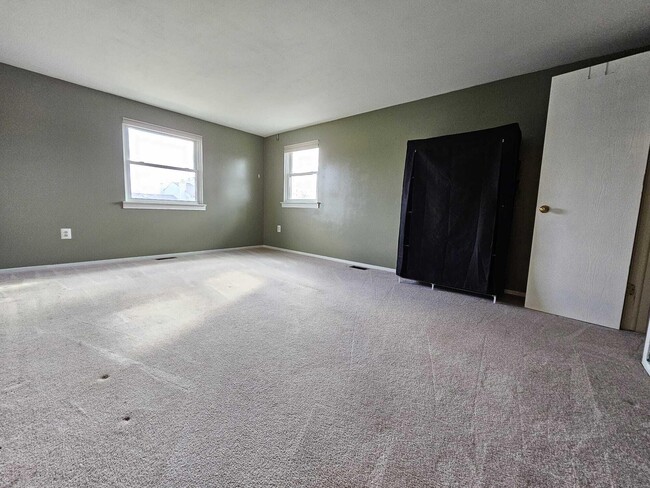 Building Photo - 2011 Vine Way Dr